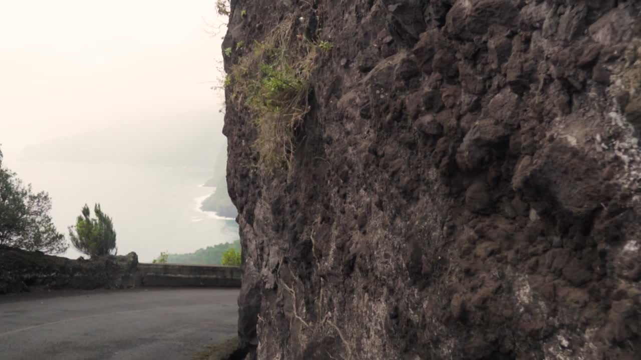 carretera de montaña con vista al océano en un paisaje volcánico