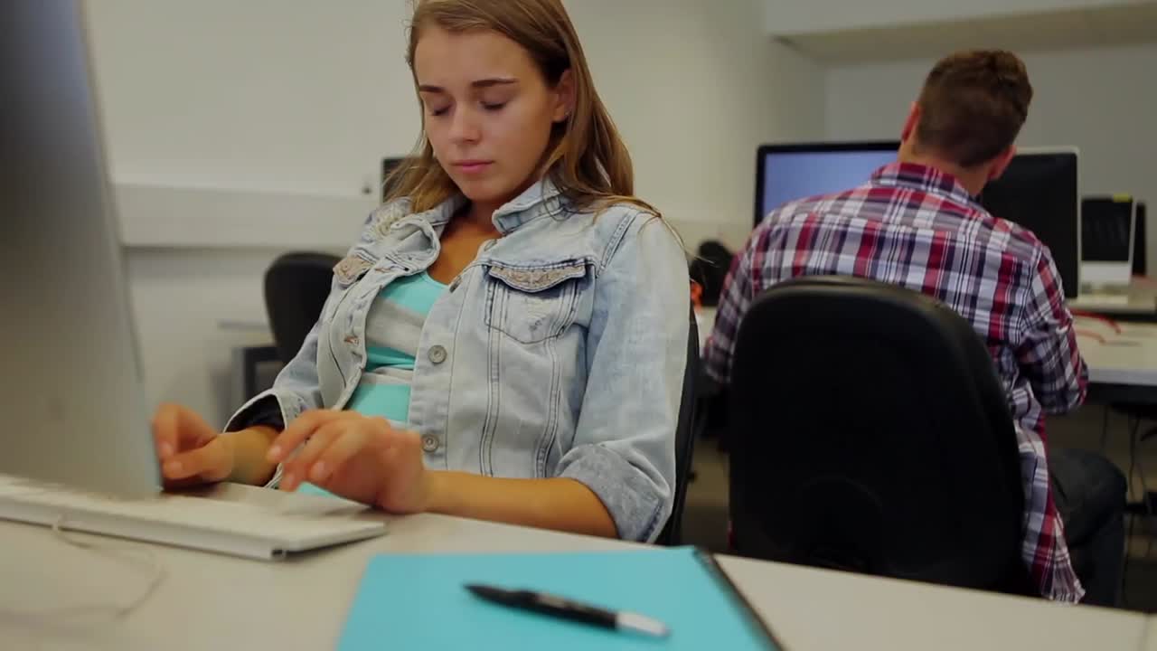 animación del procesamiento de datos sobre diversas personas que utilizan computadoras