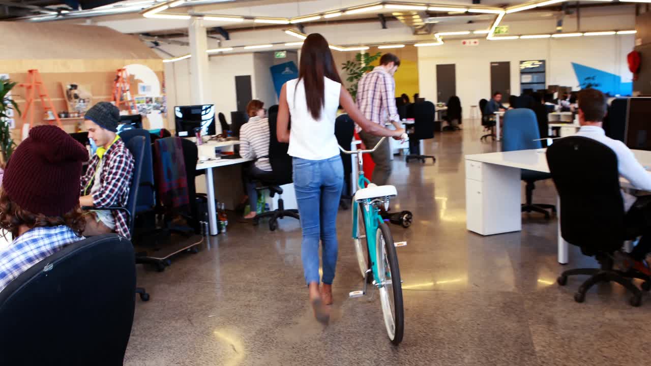 사업가 가 하버보드 를 사용 하는 동안 자전거 를 타고  ⁇ 고 있는 사업가