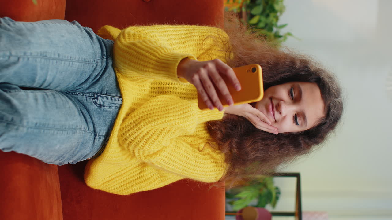 niño joven niña chica enviando mensajes de texto compartir contenido en teléfonos inteligentes aplicaciones de redes sociales en línea