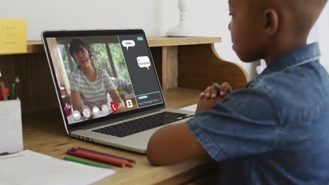 Schüler-Nutzt-Laptop-Für-Online-Unterricht-Zu-Hause,-Mit-Lehrerin-Und-Web-Chat-Auf-Dem-Bildschirm