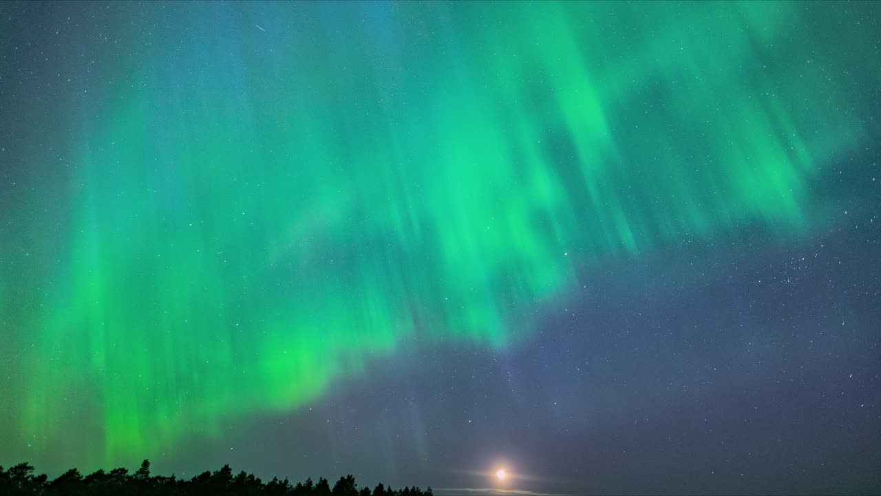 brillantes bandas de luz del norte de verde y azul vívido estallan a rosa en el cielo