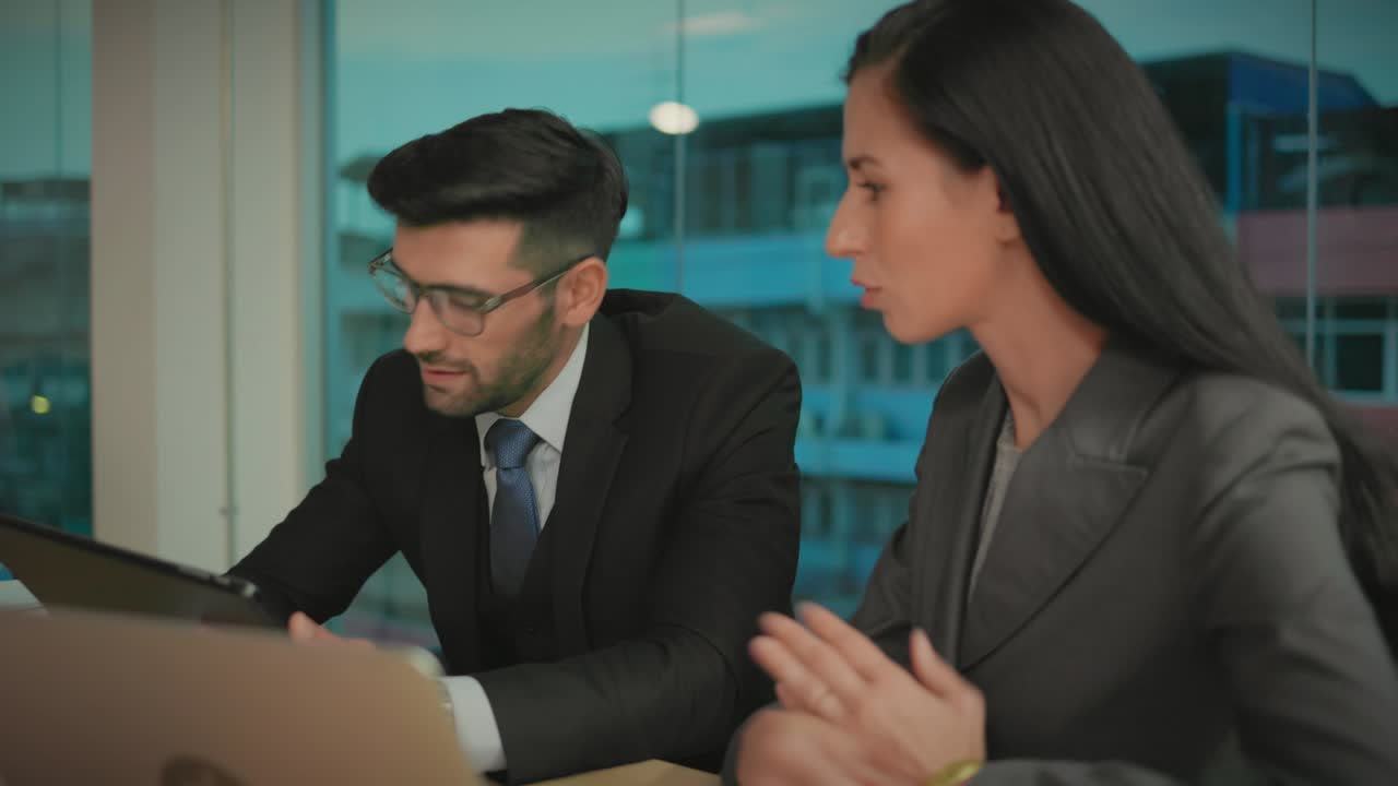 hombres de negocios caucásicos usan trajes discutiendo reuniones de tormenta de ideas