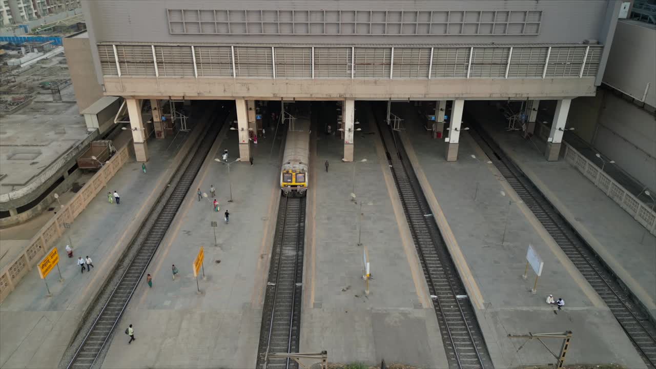 씨우드 다라베역에서 출발하는 기차 드론샷