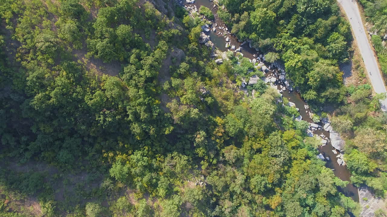 un río que pasa por la montaña