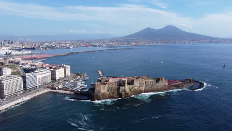 castel dell'ovo en el golfo de nápoles en italia