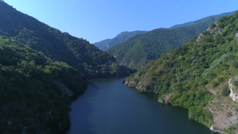 Una-Vista-Desde-Lo-Alto-Al-Cauce-Del-Rio