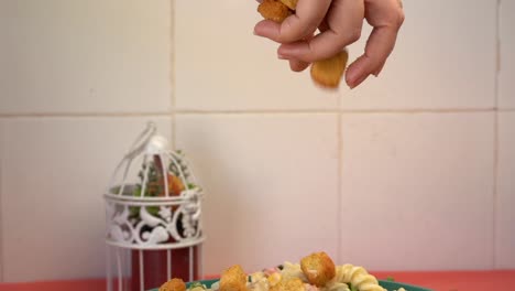 agregar a mano picatostes a la pasta en cámara lenta