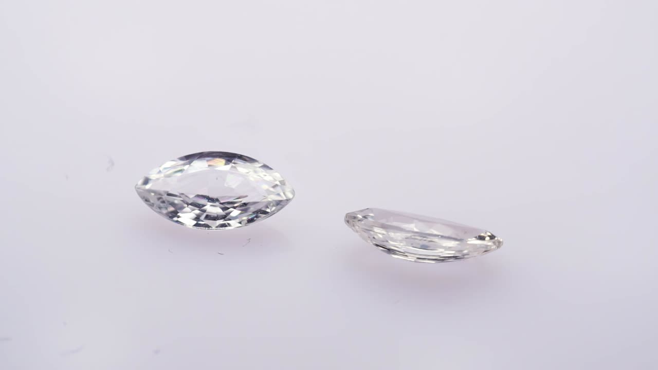 회전 테이블에 있는 천연 사파이어 보석