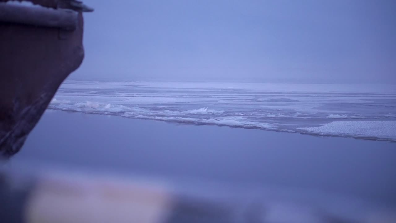 새벽에 얼어붙은 강