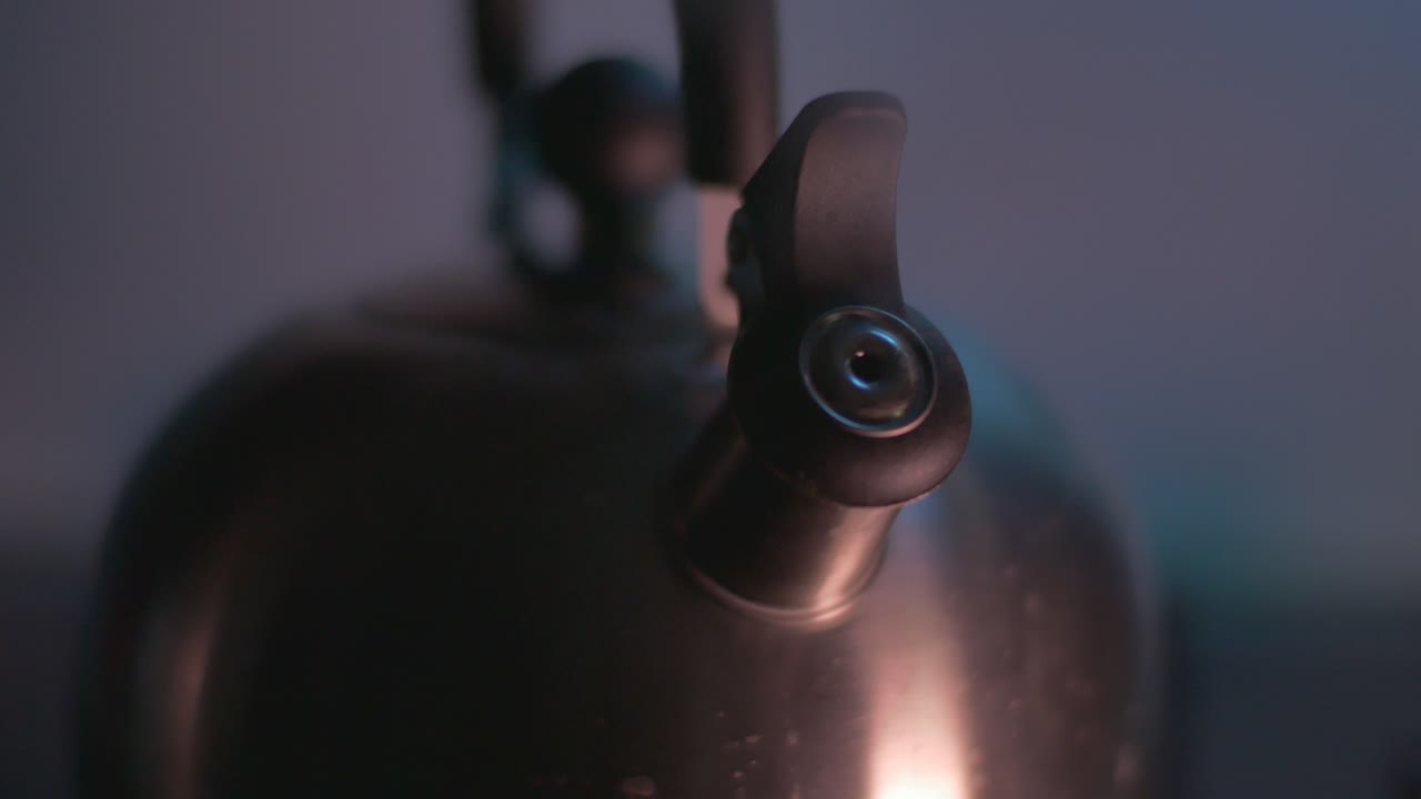 끓는 물 뜨거운 증기는 금속 주전자에서 돌진