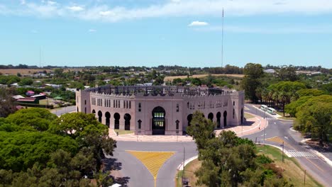 Vista-Aérea-Del-Carro-De-La-Plaza-De-Toros-Real-De-San-Carlos-En-La-Colonia-Del-Sacramento,-Uruguay