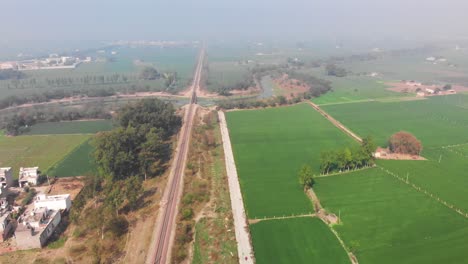 Puente-Ferroviario-Cruzando-El-Pequeño-Río