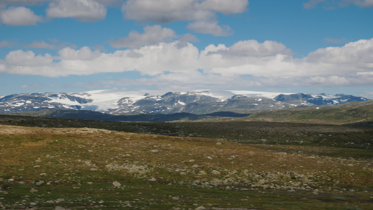 conduzca a lo largo de la famosa meseta de hardangervidda en noruega la hermosa y dura naturaleza de scandinavi