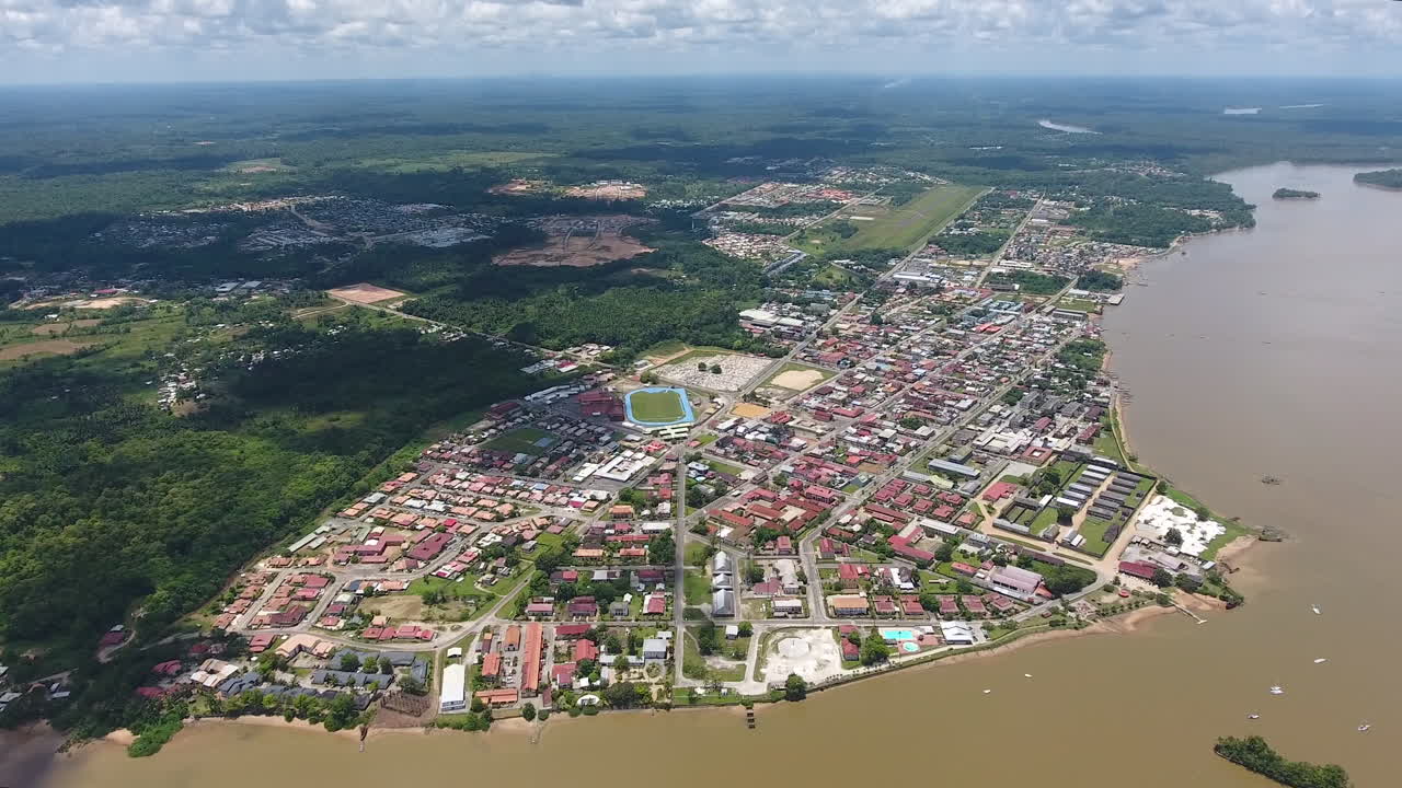 vista aérea de saint laurent du maroni, una ciudad colonial francesa.