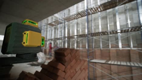 el constructor mide las líneas de reparación utilizando un nivel de láser verde