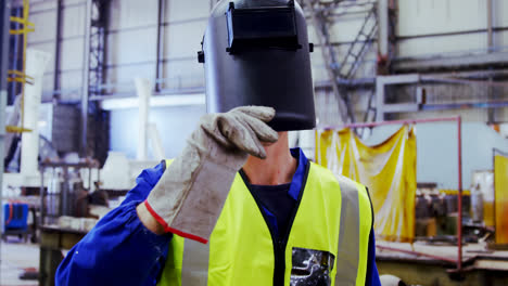 ingeniero masculino con una antorcha de soldadura en el taller 4k