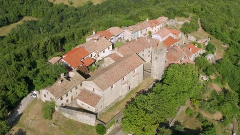 Aerial-shot-rising-over-the-village-of-Hum,-Croatia-that-tilts-down-as-it-flies-over
