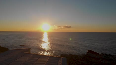 hermosa puesta de sol sobre las nubes en la playa de guincho, cascais