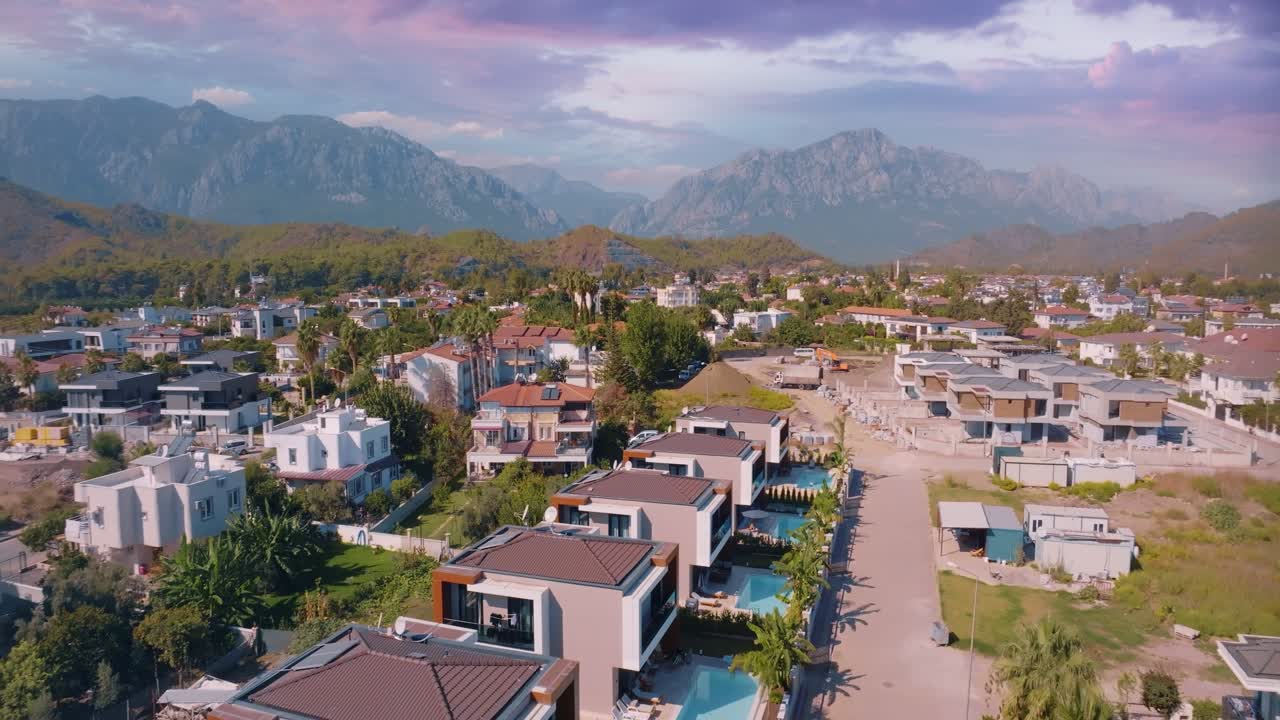 vista aérea de una ciudad costera en turquía
