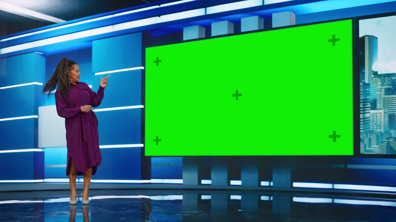 뉴스 쇼 tv 프로그램: 뉴스 스튜디오에 서있는 아름다운 흑인 여성 진행자, 큰 녹색 크로마 키 스크린을 사용합니다. 뉴스 아코르, 진행자는 뉴스, 날씨, 재생 모의 케이블 채널에 대해 이야기합니다.