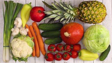 frisches gemüse und obst erscheinen und füllen das holzthema.