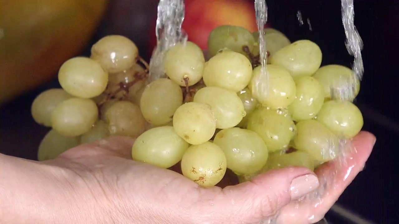 Cenário em câmera lenta, uvas verdes frescas e deliciosas, líquido purificador