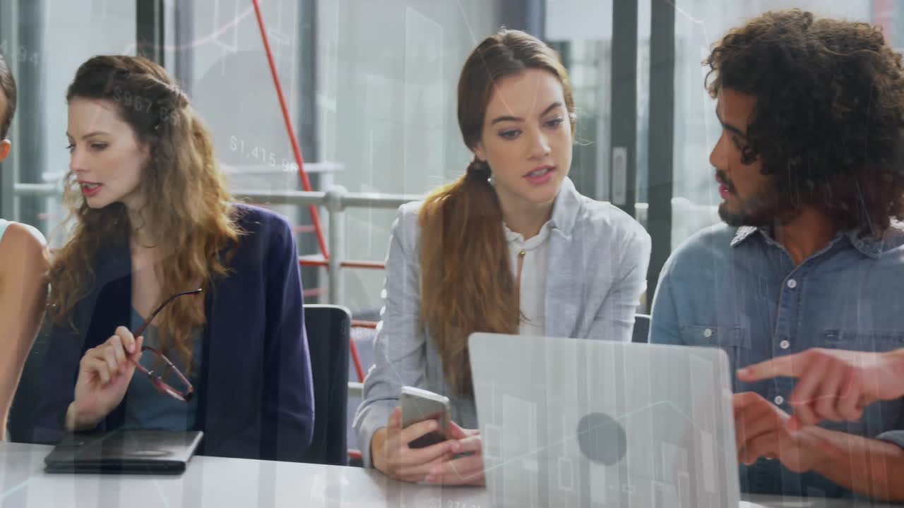 animación de múltiples gráficos sobre diversos compañeros de trabajo discutiendo informes en la computadora portátil en la oficina.