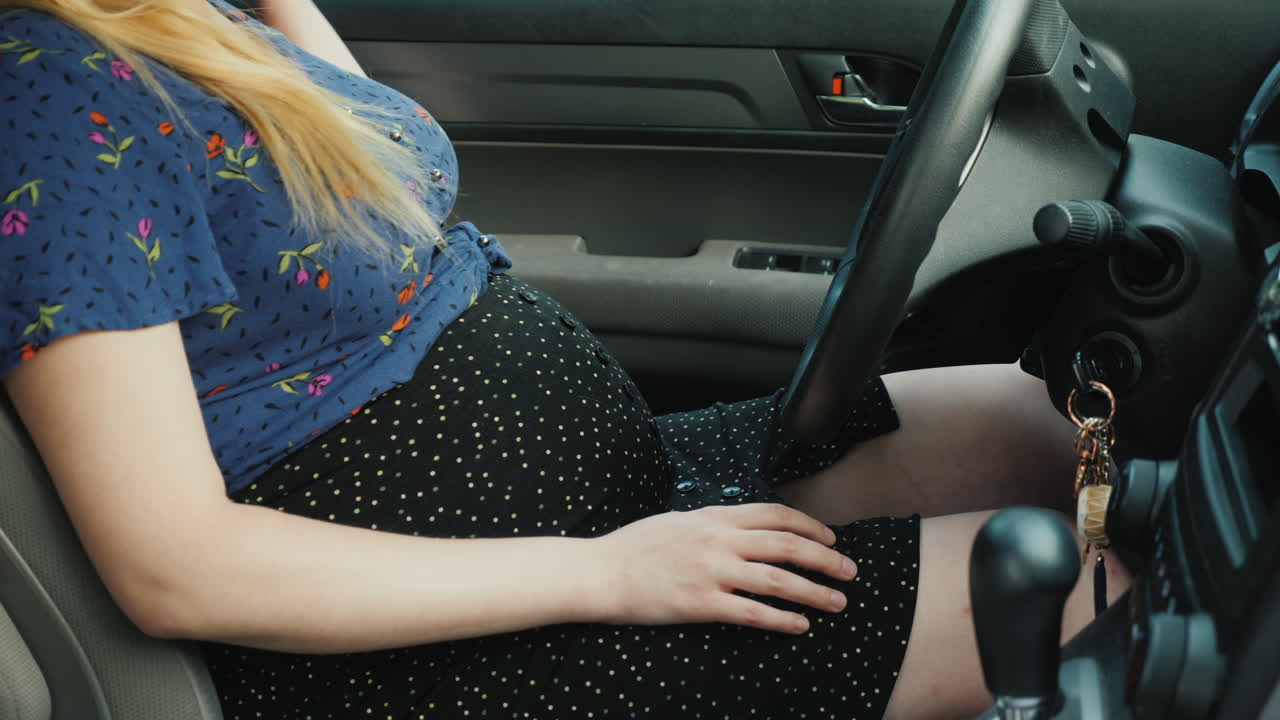 임산부 운전자가 안전벨트를 매다