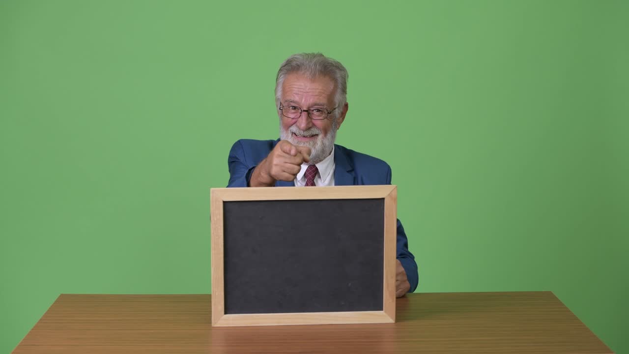 초록색 배경 에 있는 잘생긴 수염 이 있는 상인