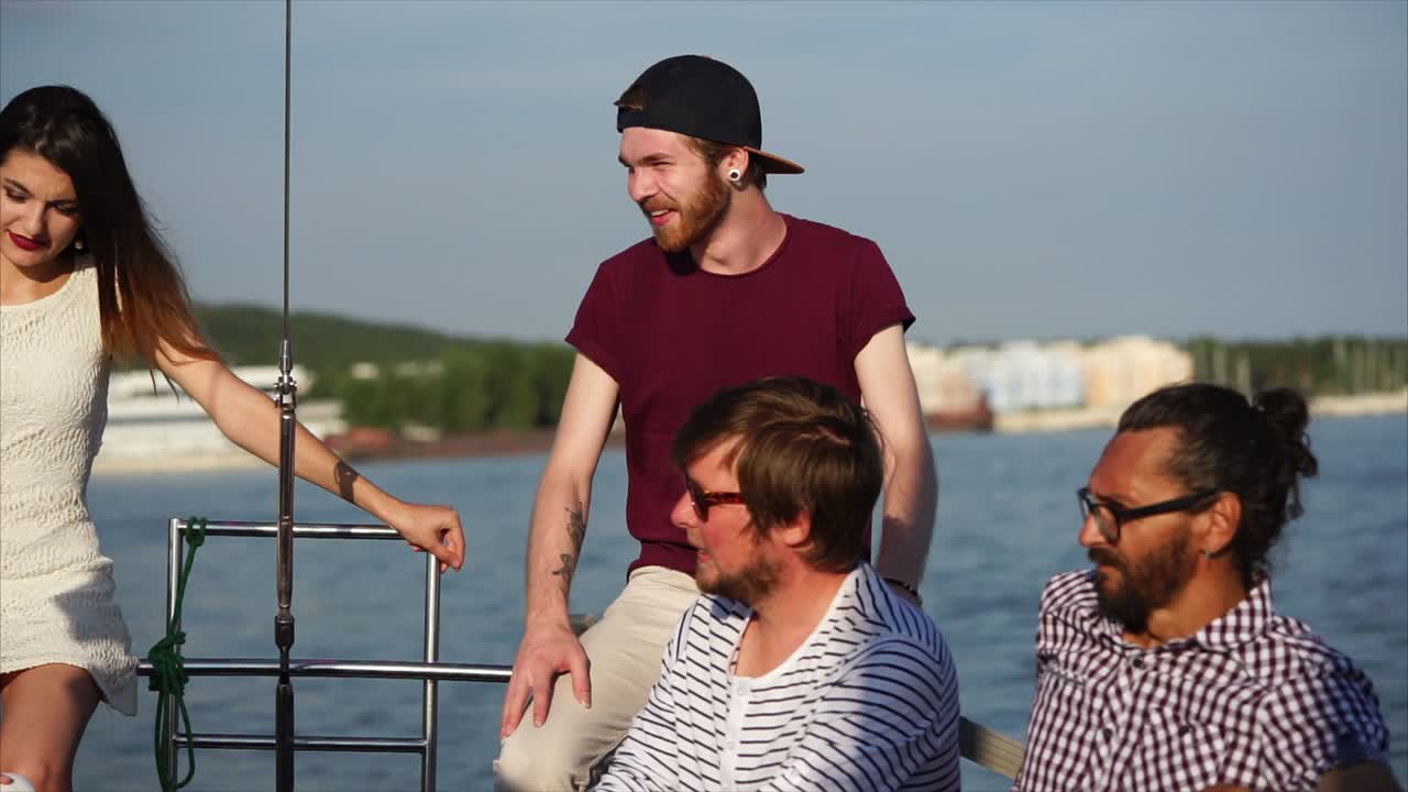 amigos disfrutando de un viaje en barco