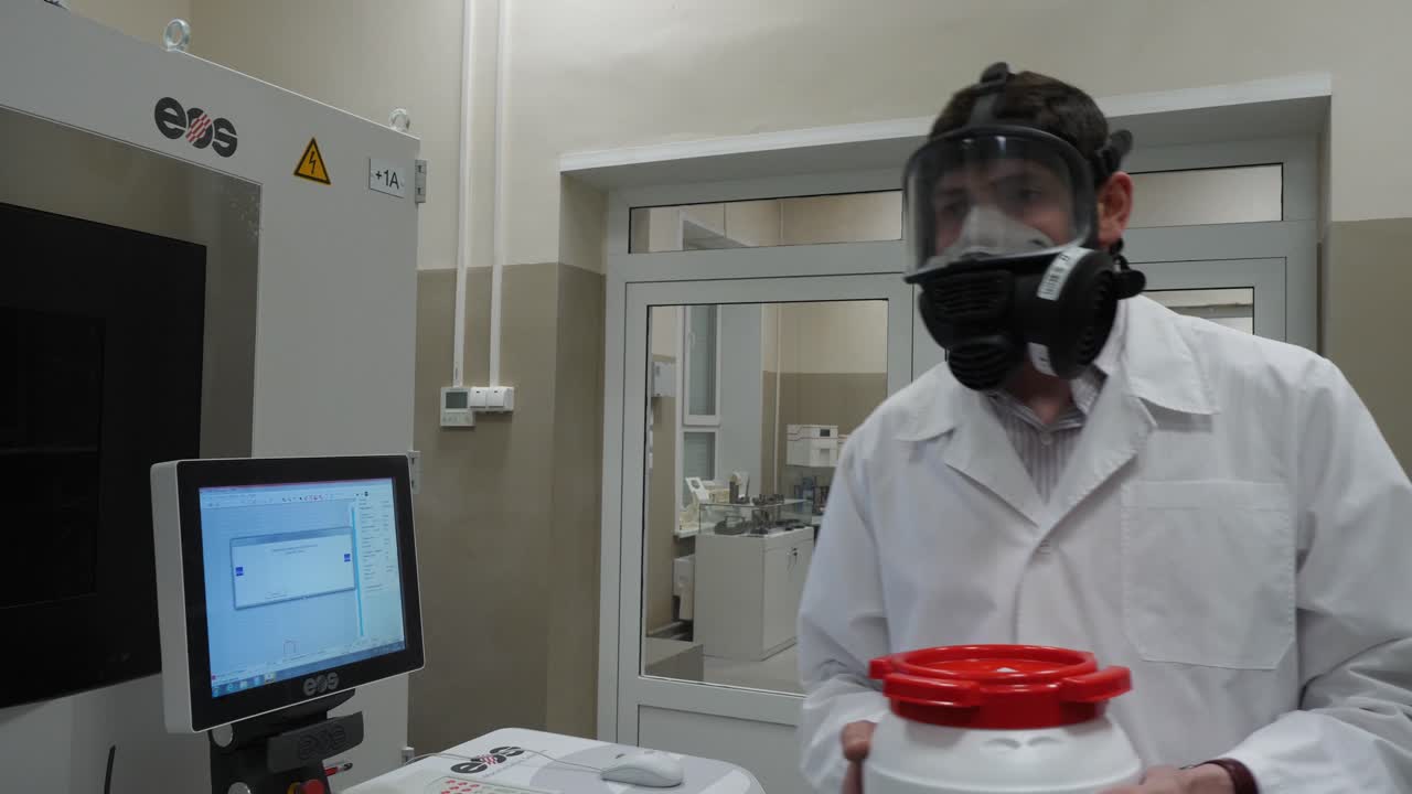 científico en el manejo de materiales potencialmente peligrosos en el laboratorio