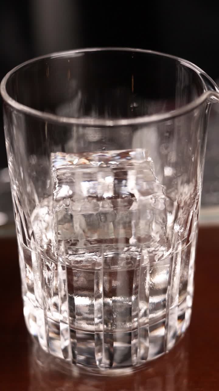 Ghiaccio in un bicchiere da cocktail