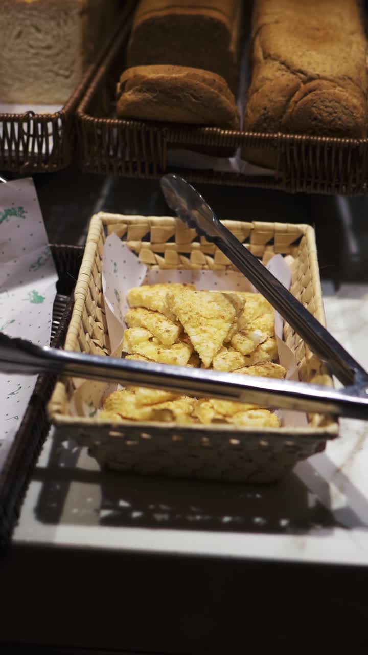 신선 한  과 페이스트리 들 이 질 바구니 에 아름답게 전시 되어 고객 들 이 맛 있는 집 경험 을 즐길 수 있도록 초대 하고 있다