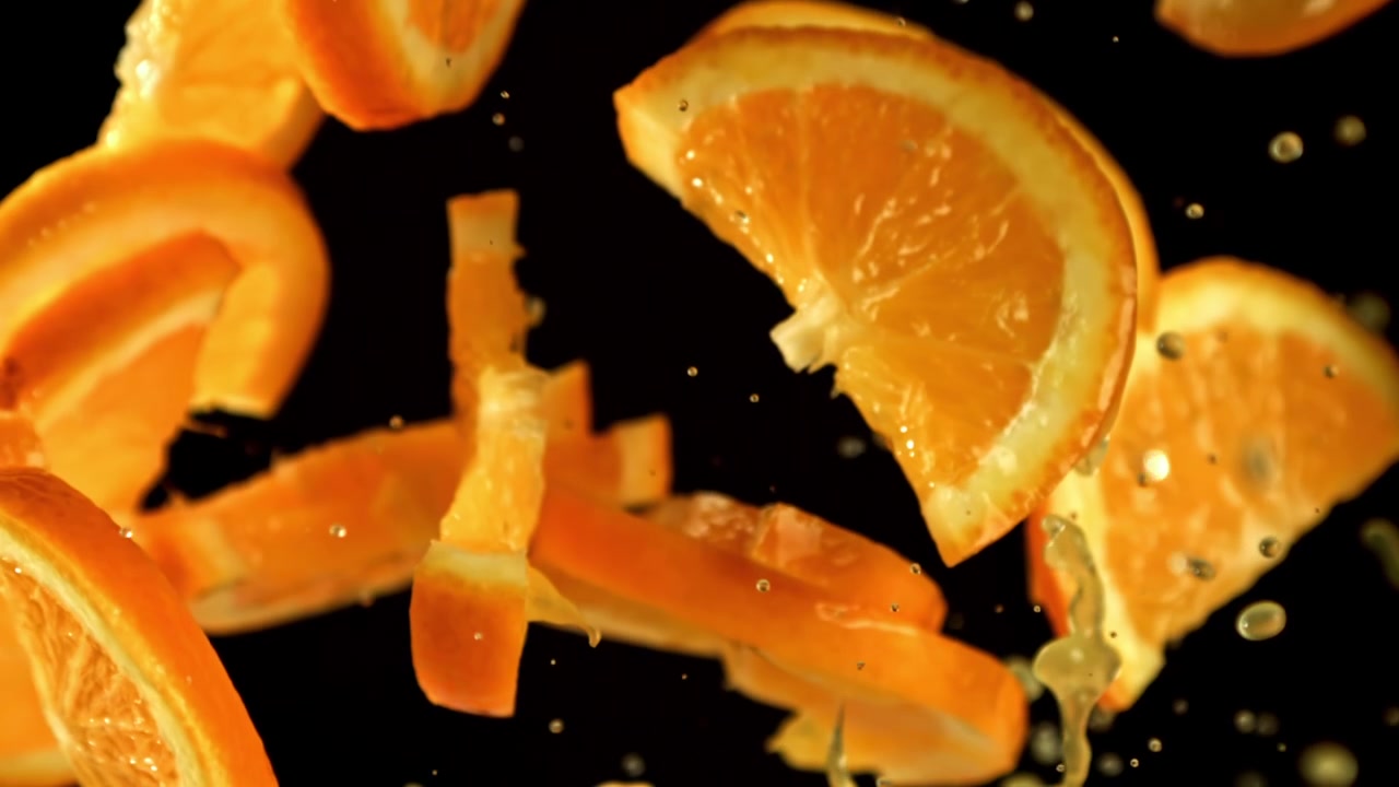 Fatias e Cascas de Laranja Frescas Voando com Salpicos de Sumo