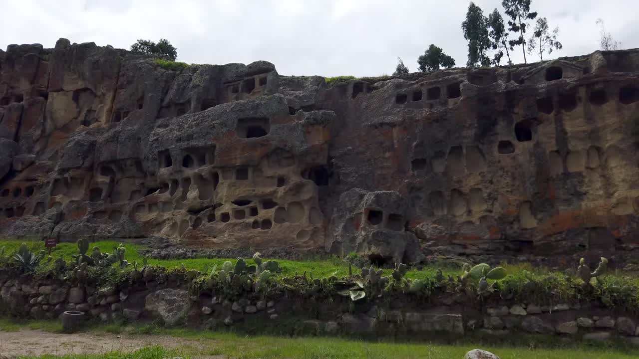 Panoramatický pohled na Ventanillas de Otuzco v Baños del Inca u města Cajamarca v Peru.