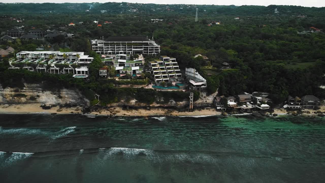 인도네시아 발리에 위치한 이국적인 절벽 집과 호텔이 있는 아름다운 빙긴 해변