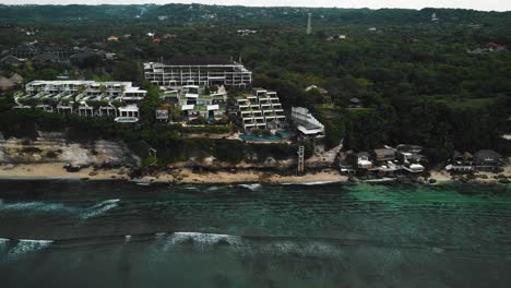 Schöner-Bingin-Strand-Mit-Exotischen-Klippenhäusern-Und-Hotel-In-Bali,-Indonesien