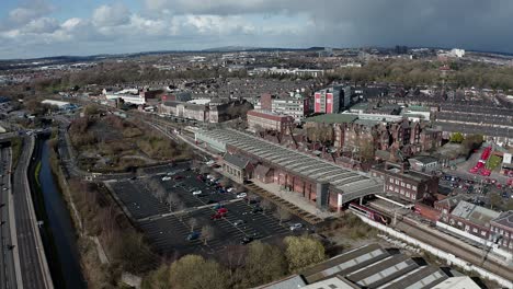 列車接近斯托克 (stoke) 的空中影像在中部地區的特倫特火車站 (trent train station) 靠近運河,水邊和a50高速公路,是通勤者從北到南穿越英國的中途點