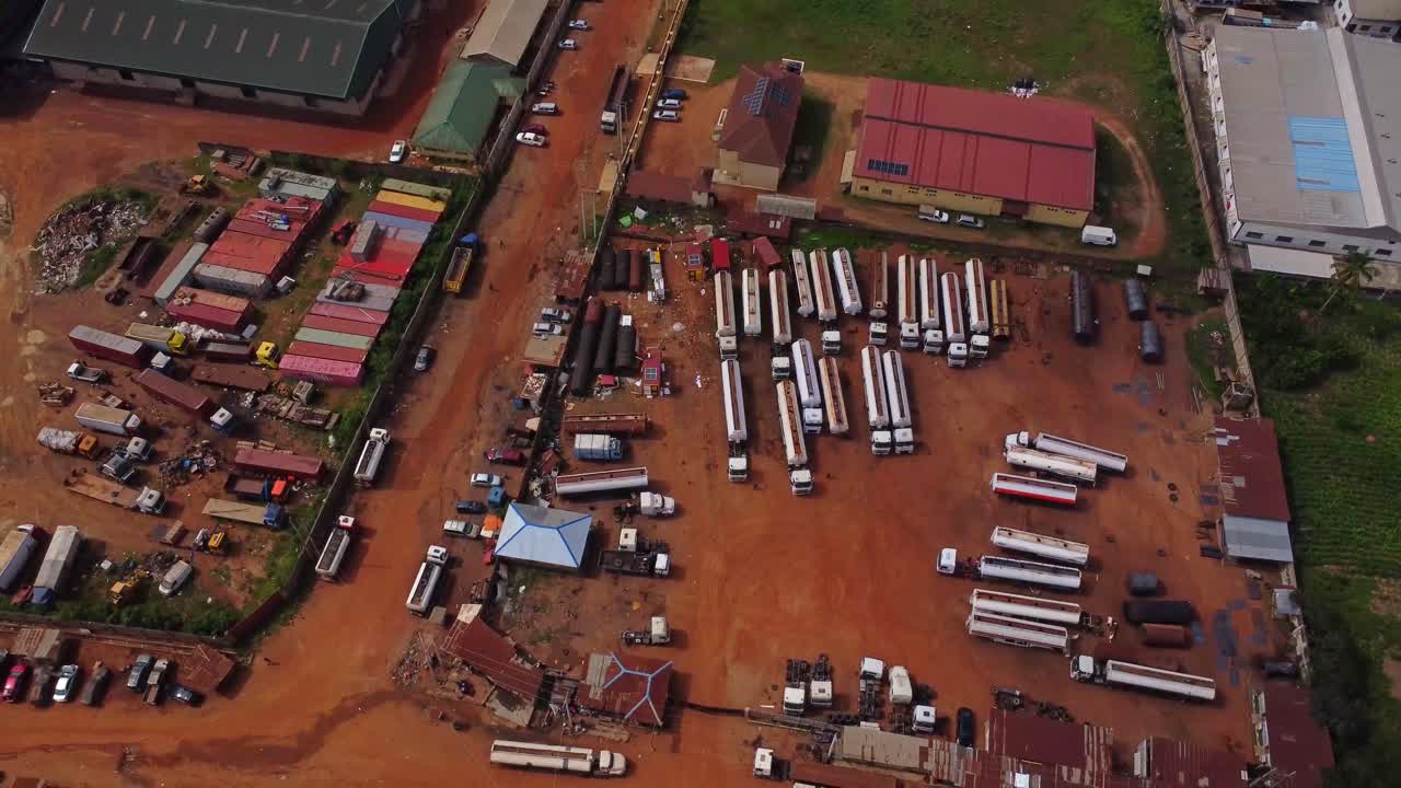 Luftaufnahme einer großen Anzahl von Tanklastwagen, die auf dem Gelände eines industriellen Frachtunternehmens in Ibadan, Nigeria, geparkt sind.