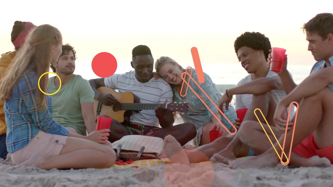 Amis assis sur la plage se divertissant pendant qu'un guitariste joue, des anneaux grandissent et couvrent puis s'estompent révélant le groupe.