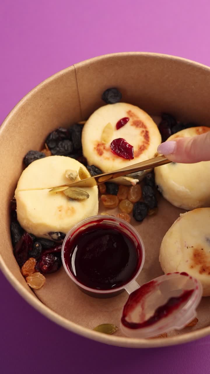 syrniki con bayas y mermelada