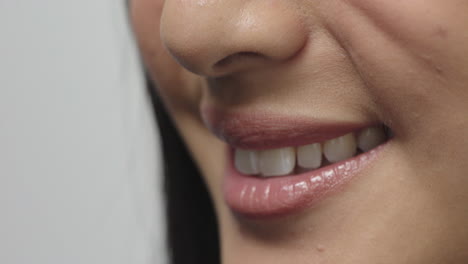 Nahaufnahme-Einer-Frau-Mit-Lächelndem-Mund,-Fröhlichen,-Glänzenden-Lippen,-Gesundem-Zahnkonzept-Auf-Weißem-Hintergrund