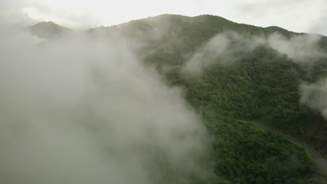 Eine-Atemberaubende-Luftlandschaft-Mit-üppig-Grünen-Tropischen-Regenwaldbergen