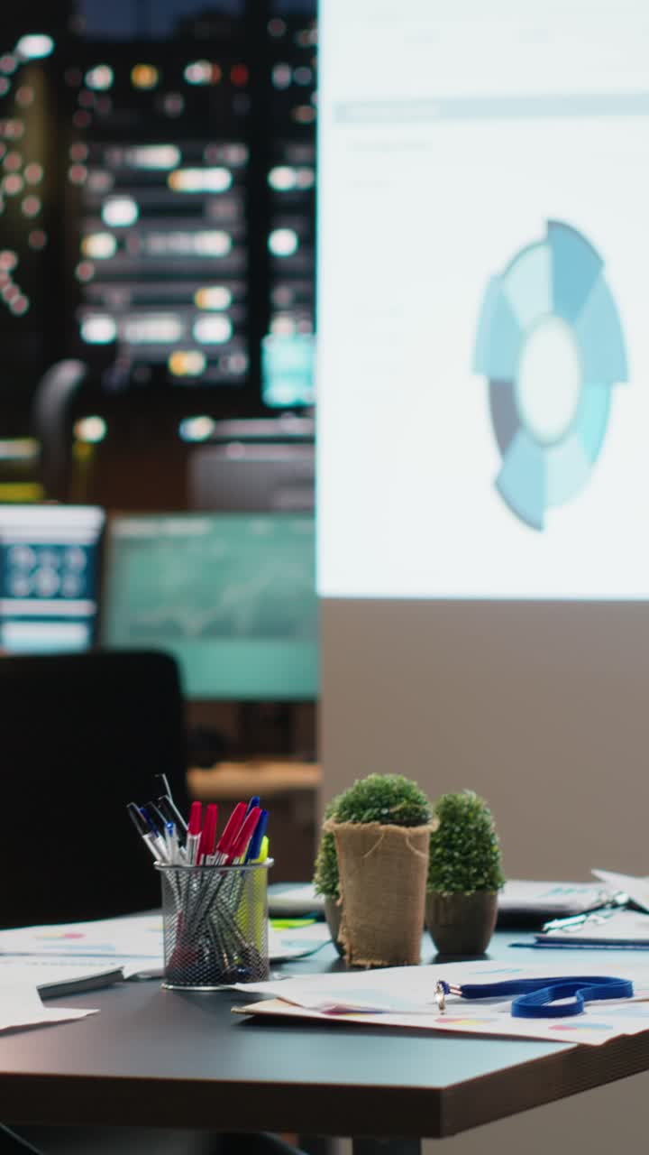 Vertikal video: Tomt mødelokale i virksomheden med prognoserapporter.