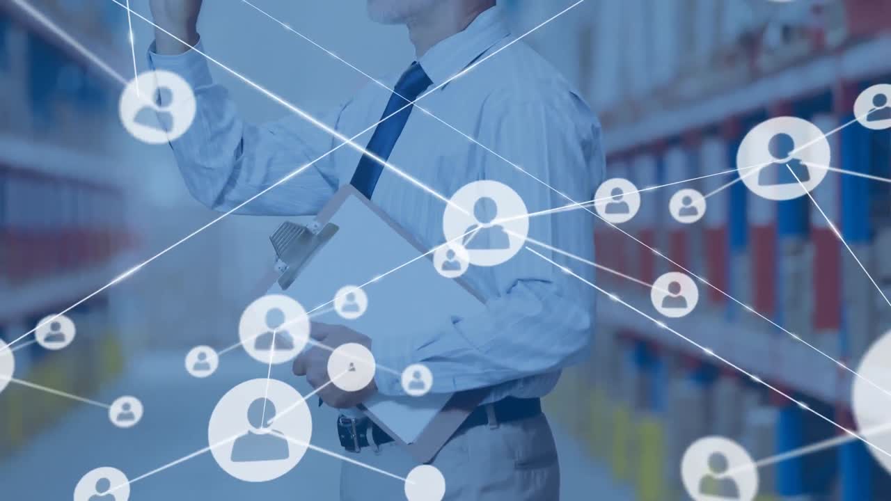 Animazione di rete di connessioni con icone su uomo che scrive su un blocco appunti in magazzino.