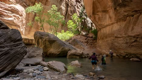 Cinemagraph-De-Personas-Cruzando-Un-Río-En-El-Parque-Nacional-Zion-En-Los-Estados-Unidos