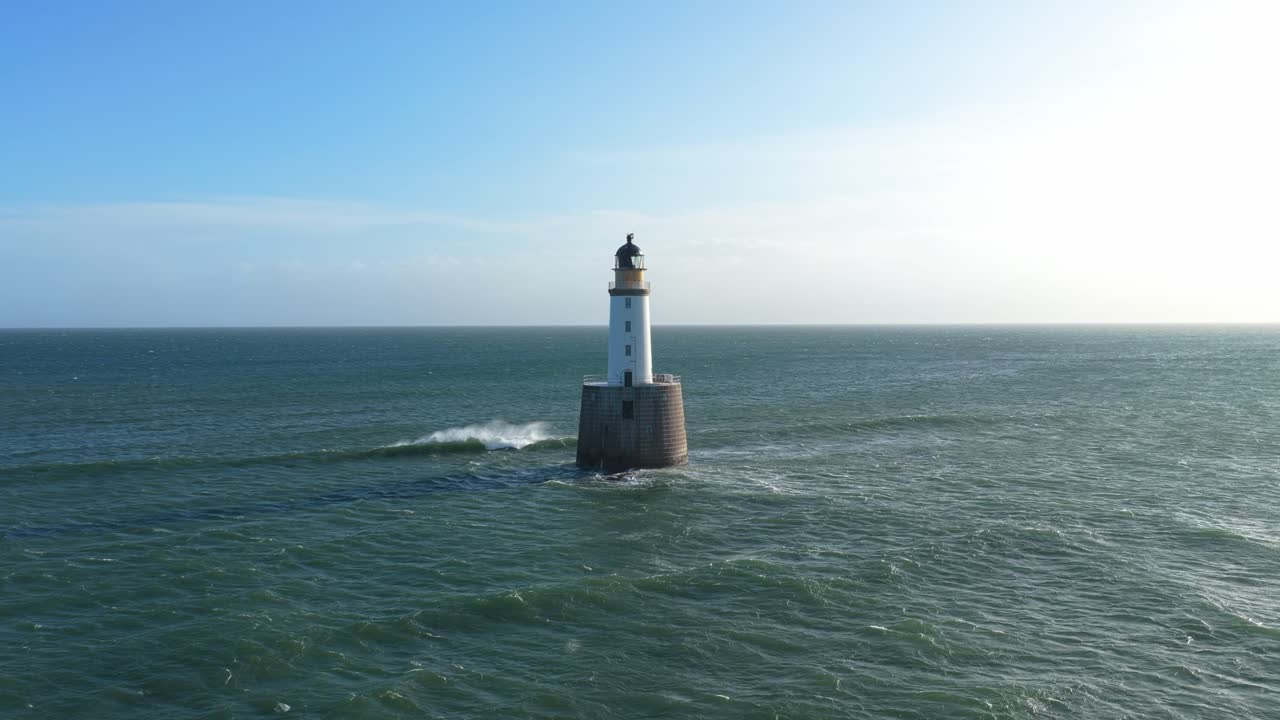 Faro di Rattray Head che si erge contro le onde oceaniche