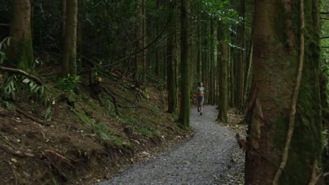 Mujer-En-Forma-Corriendo-En-El-Campo