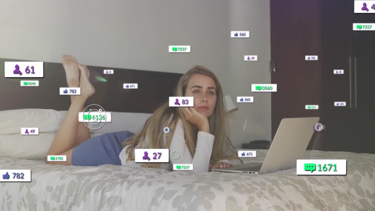 animación de los iconos de las redes sociales sobre la sonrisa relajándose en la cama usando una computadora portátil